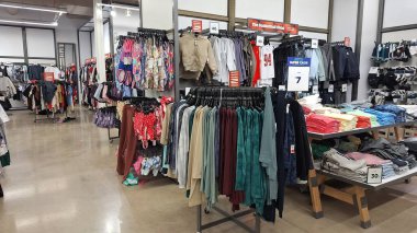 Toronto, ON, Kanada - 13 Mart 2026: Bir mağaza perakende alanına müşterileri çeken bir kıyafet ve aksesuar seçimi sunuyor.