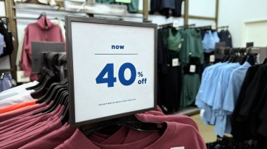 Toronto, ON, Kanada - 13 Mart 2026: Perakende mağazası elbise raflarında% 40 indirim yapan bir tabela gösteriyor.