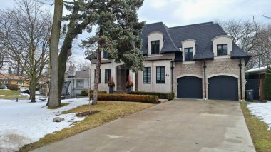 Toronto, ON, Kanada - 13 Mart 2026: Modern ev bir banliyö mahallesinde duruyor; modern tasarım ve kış manzarasını gösteriyor.