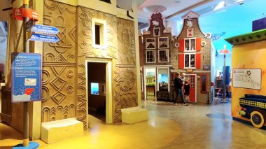 Ottawa, ON, Kanada - 30 Haziran 2025: Çeşitli kültür ve mimari eserlerinin sergilendiği bir çocuk müzesinin iç çekimleri.