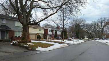 Toronto, ON, Kanada - 13 Mart 2026: Yerleşim yerleri evleri ve eriyen karları gösteriyor. Banliyö yaşamına ve mevsimsel geçişe bir bakış sağlar..