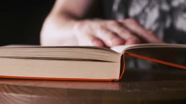 Bir erkek ya da bir öğrenci açar ve bir kitap okur. Masanın önünde boğuk bir ışıkta oturan erkek evde, kütüphanede, edebiyat kulübünde ya da kitap festivalinde dinleniyor. ilginç edebiyat.