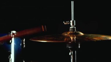 Stüdyo zili yüksek şapkalı çift vuruş. Bateri sopası hi-hat 'e çarptı. Davulcu sahnede ya da karanlık bir stüdyoda boğuk ışıklandırmayla davul çalar. Performans vokali ve müzik grubu. müzik takımı 