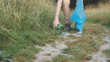 Yeşil bölgelerden, ormanlardan ve kamp noktalarından plastik çöpleri toplayan gönüllü bir adam çevreyi korumak ve dünya sakinlerinin yok etmeyi başardığı bozulmamış bir duruma getirmek için.  