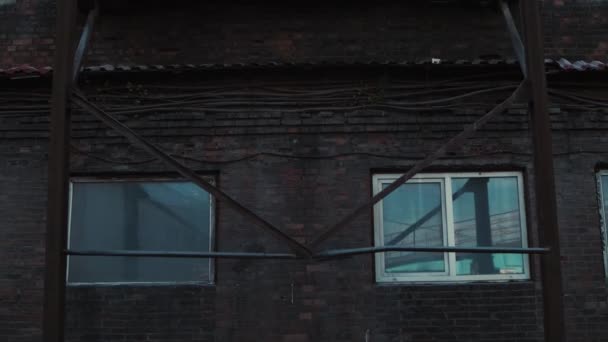 Tiro Gran Edificio Abandonado Hecho Ladrillo Rojo Con Escaleras Hierro — Vídeos de Stock