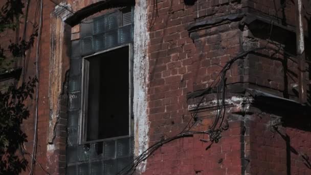 Tiro Grande Edifício Abandonado Feito Tijolo Vermelho Com Janela Quebrada — Vídeo de Stock