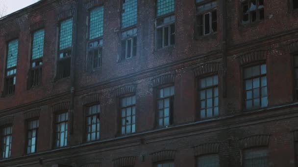 Tiro Gran Edificio Abandonado Hecho Ladrillo Rojo Con Ventanas Rotas — Vídeo de stock