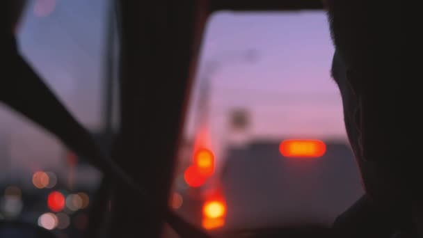 Mężczyzna Zapinany Pasami Jeździ Nocą Rozjaśnioną Autostradą Ledwo Widziałem Reflektory — Wideo stockowe