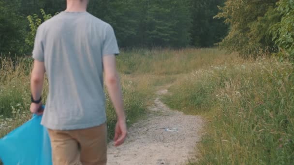 Tipo Voluntario Recogiendo Plástico Otra Basura Áreas Verdes Bosques Puntos — Vídeo de stock