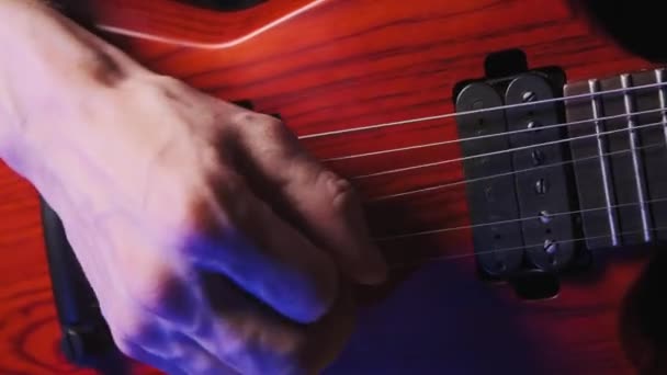 Ένας Άντρας Παίζει Μόνος Του Στην Κόκκινη Κιθάρα Μουσικός Παίζει — Αρχείο Βίντεο