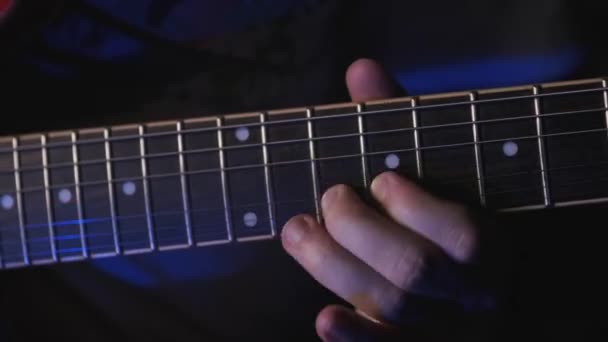 Mengubah Akord Dan Memainkan Kunci Tunggal Musisi Bermain Gitar Selama — Stok Video