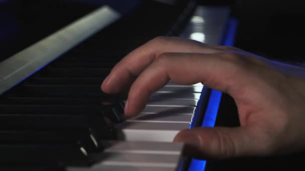 Musiker Spelar Piano Liveföreställning Höger Hand Spelar Nycklar Blåaktig Blixt — Stockvideo