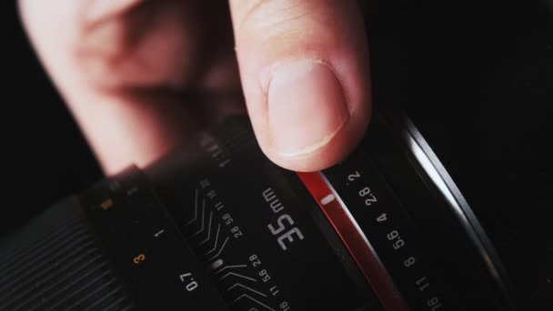 Közelkép Ember Kezéről Ahogy Behangol Egy Kameragyűrűt Fényképezőgép Lencse Rekesz — Stock videók