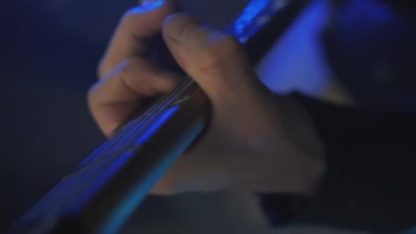 Hombres Manos Cuello Guitarra Eléctrica Músico Tocando Guitarra Durante Una — Vídeos de Stock