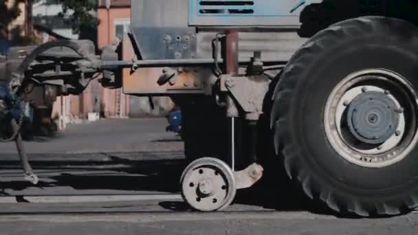 Tractor Con Ruedas Enormes Conduciendo Largo Del Ferrocarril Arrastrando Carro — Vídeos de Stock