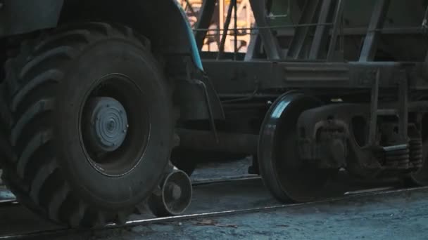 Tracteur Roues Énormes Conduisant Long Chemin Fer Traînant Chariot Fret — Video