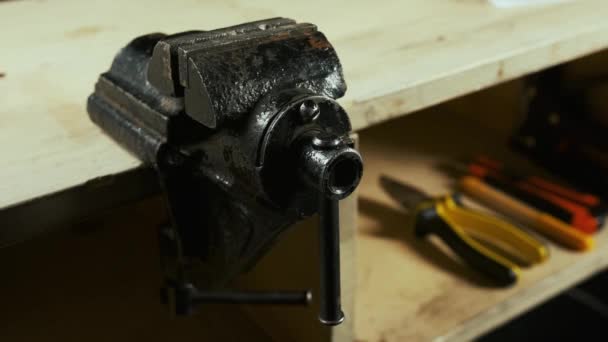 Mens Werkt Met Een Metalen Werkstuk Bankschroef Een Werktafel Garage — Stockvideo