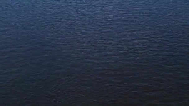 Ondas Pequenas Espalhadas Sobre Fluxo Água Canal Corrente Azul Escuro — Vídeo de Stock