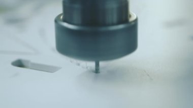 Makine işleme fabrikası işyeri. Plastik iş parçası makinede işleniyor. Değirmen makinası koğuşun parçalarını kesiyor. Plastik parçaları kıvılcımlar gibi fırlatılıyor.