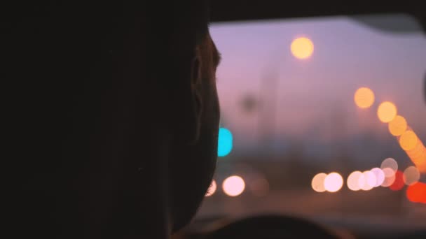 Seorang Pria Diikat Dengan Sabuk Pengaman Drive Sepanjang Jalan Berpendar — Stok Video