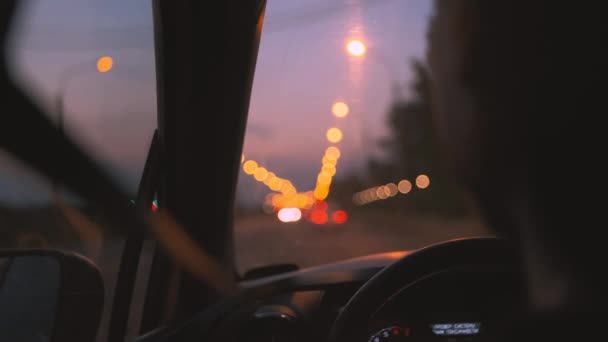 Mężczyzna Zapinany Pasami Jeździ Nocą Rozjaśnioną Autostradą Ledwo Widziałem Reflektory — Wideo stockowe