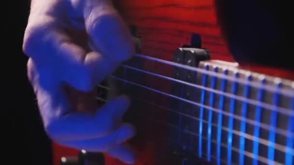 기타아프 코드음 합니다 음악가는 라이브 공연중에 기타를 오른손으로 파란색 번개를 — 비디오