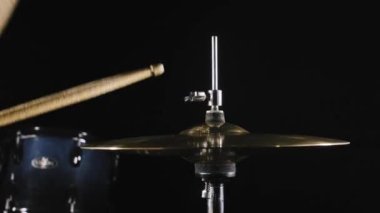 Stüdyo zili yüksek şapkalı çift vuruş. Bateri sopası hi-hat 'e çarptı. Davulcu sahnede ya da karanlık bir stüdyoda boğuk ışıklandırmayla davul çalar. Performans vokali ve müzik grubu. müzik takımı 