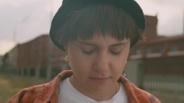 Syuting Dari Seorang Gadis Muda Berambut Gelap Yang Indah Menempatkan — Stok Video