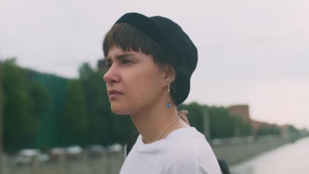 Hermosa Niña Cabello Oscuro Con Pendientes Sombrero Poniendo Máscara Protectora — Vídeos de Stock