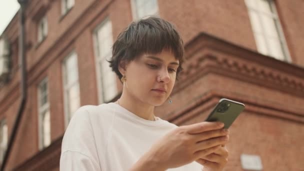 Vacker Mörkhårig Ung Flicka Med Hjälp Smarttelefon Surfa Sociala Medier — Stockvideo