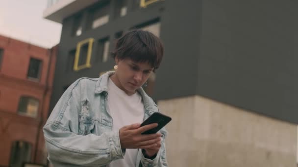 Een Mooi Donkerharig Jong Meisje Dat Selfie Doet Straat Duizendjarige — Stockvideo