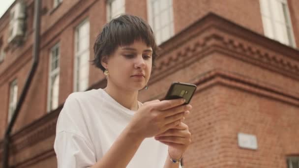 Vacker Mörkhårig Ung Flicka Med Hjälp Smarttelefon Surfa Sociala Medier — Stockvideo