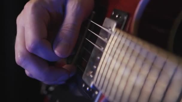 Homem Está Tocar Sozinho Guitarra Vermelha Músico Toca Guitarra Elétrica — Vídeo de Stock