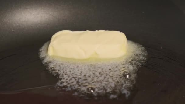 Ein Koch Schmilzt Eine Prise Butter Auf Einer Pfanne Ein — Stockvideo