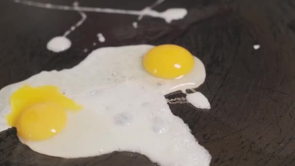 Ein Koch Kocht Wachteleier Auf Einer Heißen Pfanne Cracked Eggs — Stockvideo