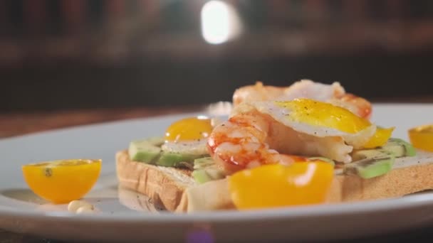 Φρέσκο Πρωινό Πιάτο Γαρίδες Ψωμί Αυγά Ορτυκιού Και Λαχανικά Καλύτερο — Αρχείο Βίντεο