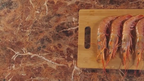 Ein Koch Kocht Garnelen Garnelen Zubereitung Zum Kochen Auf Herd — Stockvideo