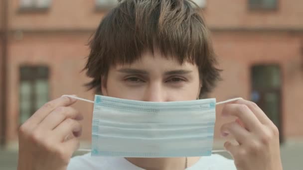 Vacker Mörkhårig Ung Flicka Sätta Skyddande Medicinsk Ansiktsmask Att Vara — Stockvideo