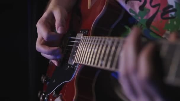 Homem Está Tocar Sozinho Guitarra Vermelha Músico Toca Guitarra Elétrica — Vídeo de Stock