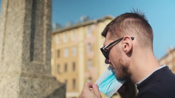 Muž Který Nasadí Masku Ochranářského Obličeje Než Objeví Venku Nebo — Stock video