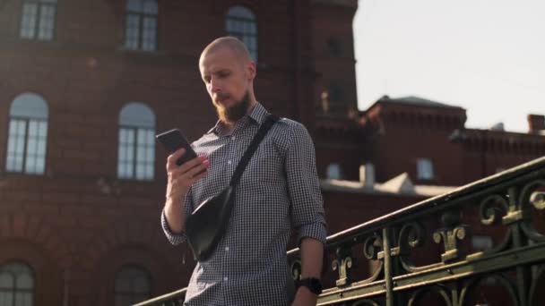 Hombre Barbudo Calvo Usando Teléfono Inteligente Navegando Por Las Redes — Vídeos de Stock