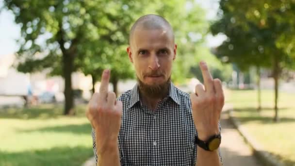 Glatzbärtiger Mann Zeigt Mittelfinger Zeigt Eine Person Eine Unhöfliche Geste — Stockvideo