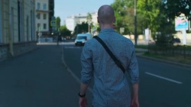 Şehrin güneşli bir gününde cadde boyunca giden bir adam aniden bir ambulans belirdiğinde oradan geçip gider. Tıbbi ekip bir hasta için geliyor ya da hastaneye gidiyor.