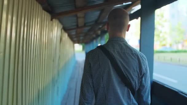 Een Man Die Een Zonnige Dag Stad Langs Straat Rijdt — Stockvideo