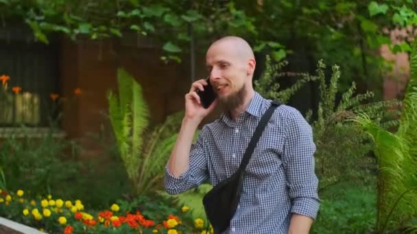 Homem Barba Careca Usando Telefone Inteligente Surfando Nas Redes Sociais — Vídeo de Stock