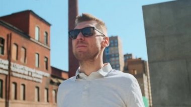 Kafkas işi, omuzunda bir çantayla girişimci bir adama odaklanmış. İşadamı güneşli bir günde fabrikasında. Hedef, gol. Başarılı bir adam hedeflediği başarıları elde etmeye çalışır..