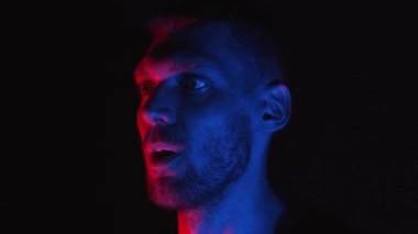 Stüdyo ayağı çarpması zilli şapka. davul seti zili. Davulcu sahnede ya da karanlık bir stüdyoda boğuk ışıklandırmayla davul çalar. Performans vokali ve müzik grubu. müzik takımı 