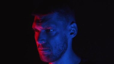 Stüdyo ayağı çarpması zilli şapka. davul seti zili. Davulcu sahnede ya da karanlık bir stüdyoda boğuk ışıklandırmayla davul çalar. Performans vokali ve müzik grubu. müzik takımı 