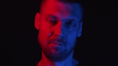 Stüdyo ayağı çarpması zilli şapka. davul seti zili. Davulcu sahnede ya da karanlık bir stüdyoda boğuk ışıklandırmayla davul çalar. Performans vokali ve müzik grubu. müzik takımı 