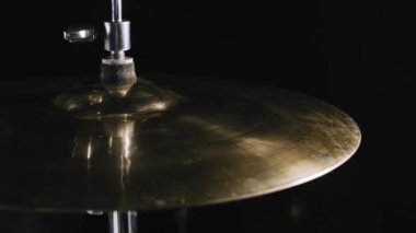 Stüdyo ayağı çarpması zilli şapka. davul seti zili. Davulcu sahnede ya da karanlık bir stüdyoda boğuk ışıklandırmayla davul çalar. Performans vokali ve müzik grubu. müzik takımı 